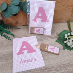 Cuaderno A5 Kraft Vichy Rosa y Lápices | Detalle Premium Personalizado