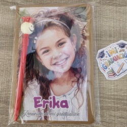Cuaderno A5 Kraft e Ilustración Niño Graduación + Bolígrafo a Juego