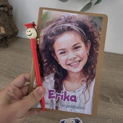 Cuaderno A5 Kraft e Ilustración Niño Graduación + Bolígrafo a Juego