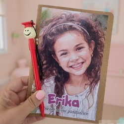 Cuaderno A5 Kraft e Ilustración Niño Graduación + Bolígrafo a Juego
