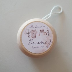 Yoyó de Madera Bautizo: Ropa de Bebé en Tendedero | Detalle Original