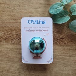 Bálsamo esférico hidratante con envoltorio de regalo.