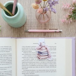 Marcapáginas Imantado Libros con Bufanda | Detalle Literario Otoñal