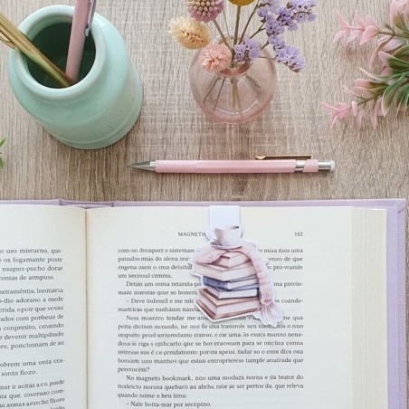 Marcapáginas Imantado Libros con Bufanda | Detalle Literario Otoñal