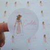 Pegatina Redonda Niña Cuerpo Entero Lazo Rosa | Personalizada