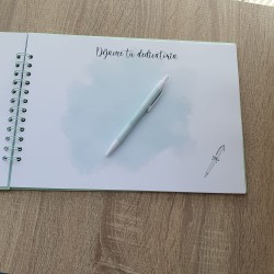 Libro de Firmas Comunión: Diseño Niña Sentada y Tonos Verde Agua | Kalukuqui