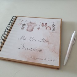 Libro de Firmas Bautizo: Estilo Kraft con Diseño de Ropa en Tendedero | Kalukuqui