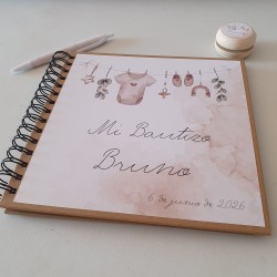 Libro de Firmas Bautizo: Estilo Kraft con Diseño de Ropa en Tendedero | Kalukuqui