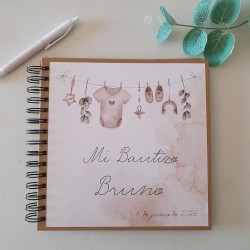 Libro de Firmas Bautizo: Estilo Kraft con Diseño de Ropa en Tendedero | Kalukuqui