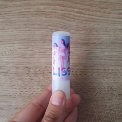 Bálsamo Labial Huntrix Estilo K-Pop: Detalle Urbano y Tendencia | Kalukuqui
