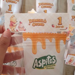 Chupa Chups de Winnie the Pooh con envoltorio decorativo.