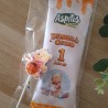 Pack de chuches y snacks presentado en tonos pastel.