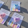 Sello con motivos infantiles en tonos pastel suaves.