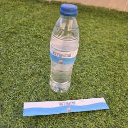 Etiqueta adhesiva resistente para botellas de evento.
