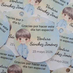 Diseño Kawaii de niño con traje azul para etiquetas de comunión.