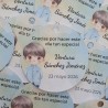 Diseño Kawaii de niño con traje azul para etiquetas de comunión.