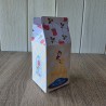 Caja temática con diseño de cuento en tonos pastel.