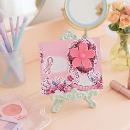 Pinza de pelo con forma de flor presentada en tarjeta.