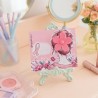 Pinza de pelo con forma de flor presentada en tarjeta.