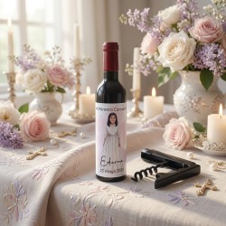 Sacacorchos con botella de vino para comunión de niña morena.