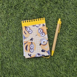 Cuaderno A6 con bolígrafo a juego e ilustración exclusiva.