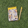Cuaderno A6 con bolígrafo a juego e ilustración exclusiva.