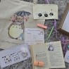 Accesorio cuqui de Kalukuqui para amantes de la lectura y el anime.