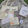 Tote bag y papelería temática de Totoro en caja de regalo.