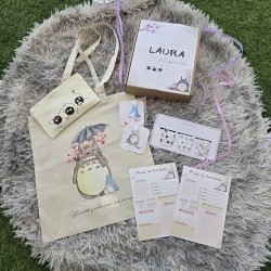Presentación cuidada de caja misteriosa con estética alegre y delicada.