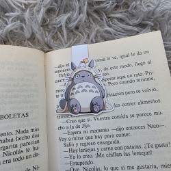 Diseño de Totoro en tonos pastel suaves para marcapáginas.