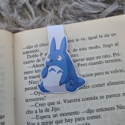 Diseño de Chū Totoro en tonos pastel suaves para marcapáginas.