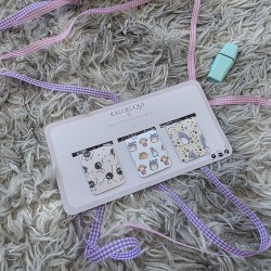 Accesorio cuqui de Kalukuqui para amantes de la lectura y el anime.