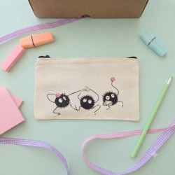 Estuche personalizado con temática de Susuwatari de Totoro.