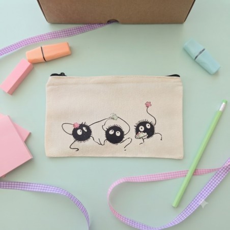 Estuche personalizado con temática de Susuwatari de Totoro.