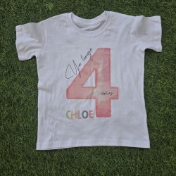 Nombre del niño/a personalizado debajo del número acuarela.