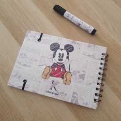 Cuaderno de firmas con ilustración exclusiva de los personajes clásicos.