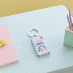 Llavero de madera de haya personalizado con temática de Seño Arcoiris.