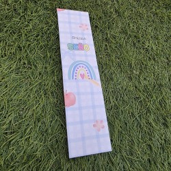 Diseño de arcoíris en tonos pastel suaves para marcapáginas escolar.