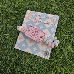 Diseño de Alicia en el País de las Maravillas en tonos pastel suaves para tarjeta.