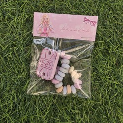 Bolsa de caramelos con ilustración exclusiva de silueta y lazo de Barbie.