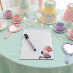 Pizarra imantada con rotulador personalizada con temática de Snoopy.