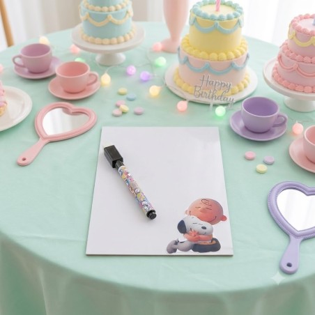 Pizarra imantada con rotulador personalizada con temática de Snoopy.