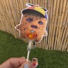 Caramelo con palo y tarjeta exclusiva con elementos de batalla.