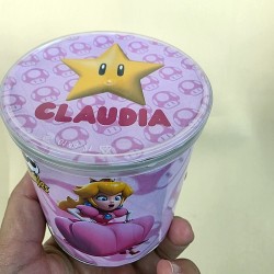 Presentación cuidada de snack con estética alegre y delicada.