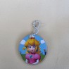 Diseño de Princesa Peach en tonos pastel suaves para llavero colgante.
