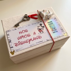 Simulación de entrada personalizada con temática de viaje a Disney Comic.