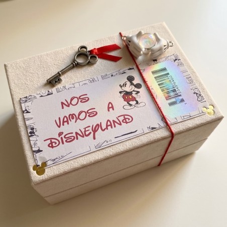 Simulación de entrada personalizada con temática de viaje a Disney Comic.