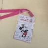 Diseño de pase conmemorativo en tonos pastel suaves para lanyard.