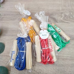 Diseño de asas en tonos pastel suaves para cuerda de saltar.