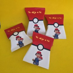 Bolsa de papel decorada con ilustración exclusiva de criaturas coleccionables.